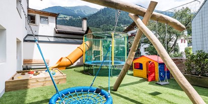 Familienhotel - Reitkurse - Italien - Miniclub außen - Stroblhof Active Family Spa Resort