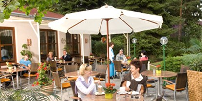 Familienhotel - Pools: Innenpool - Güstrow - Cafe - Terrasse vom Restaurant  - Aparthotel Am See