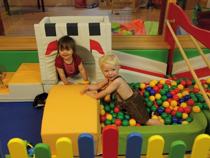 Familienhotel - Kinderbecken - Babybereich im Kinderspielzimmer - ****Alpen Hotel Post