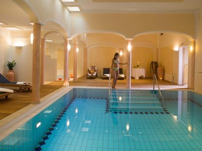 Familienhotel - Pools: Innenpool - Vorarlberg - Hallenbad - ****Alpen Hotel Post