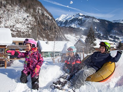 Familienhotel - Umgebungsschwerpunkt: Berg - Vorarlberg - Snow Tube Bahn direkt beim Hotel - ****Alpen Hotel Post