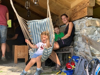Familienhotel - Kinderbetreuung - Vorarlberg - Geführte Wanderung zur Jagdhütte - ****Alpen Hotel Post