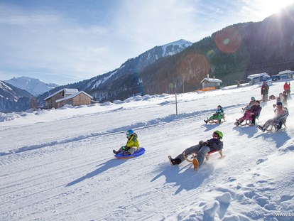 Familienhotel - Teenager-Programm - Klosters - Rodeln direkt beim Hotel - ****Alpen Hotel Post