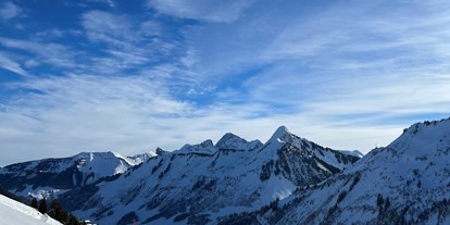 Familienhotel - Teenager-Programm - Vorarlberg - geführte Winterwanderung mit Chefin Nicole - ****Alpen Hotel Post