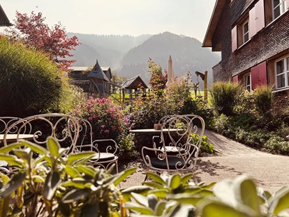 Familienhotel - Umgebungsschwerpunkt: Berg - Vorarlberg - Terrasse mit Blick zum Abenteuerspielplatz - ****Alpen Hotel Post