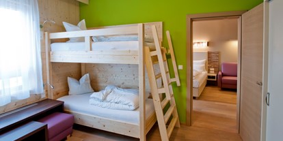 Familienhotel - Kinderbecken - Österreich - Heimisches Fichtenholz für hellen Wohnkomfort  - Reiters Resort Stegersbach