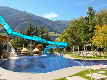 Familienhotel - Umgebungsschwerpunkt: Fluss - Längenfeld - Outdoor-Erlebnisbad mit Riesenrutsche - Familien - und Wellnesshotel Prokulus