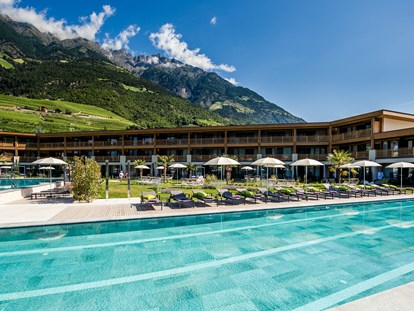 Familienhotel - Schwimmkurse im Hotel - St. Walburg im Ultental - Outdoor-Pool - Familien - und Wellnesshotel Prokulus