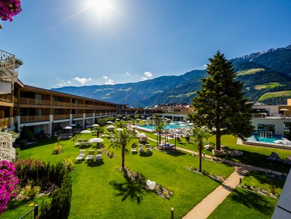 Familienhotel - Wasserrutsche - Südtirol - Schöne Gartenanlage rund um die Outdoor-Pools - Familien - und Wellnesshotel Prokulus
