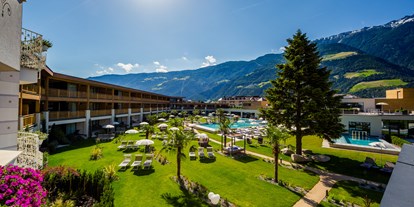 Familienhotel - Garten - Italien - Schöne Gartenanlage rund um die Outdoor-Pools - Familien - und Wellnesshotel Prokulus