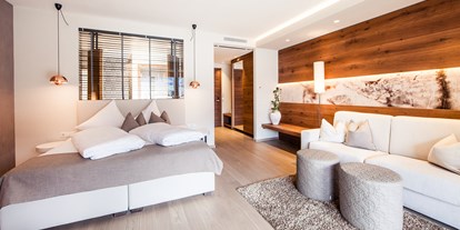Familienhotel - Garten - Italien - Helles Zimmer mit Doppelbett und Sitzbereich - Familien - und Wellnesshotel Prokulus