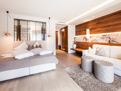 Familienhotel - Babyphone - Andalo - Helles Zimmer mit Doppelbett und Sitzbereich - Familien - und Wellnesshotel Prokulus