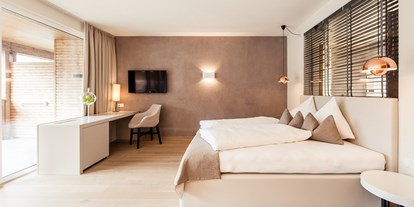 Familienhotel - Garten - Italien - Zimmer mit Doppelbett und TV-Ecke - Familien - und Wellnesshotel Prokulus