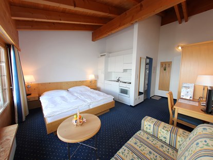 Familienhotel - Skikurs direkt beim Hotel - Pontresina - Einzimmerappartement Superior im Aparthotel Muchetta, Davos Wiesen, Schweiz - Aparthotel Muchetta