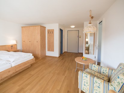 Familienhotel - Einzelzimmer mit Kinderbett - Madesimo - Einzimmer-Appartement Superior, ideal für 2 Erwachsene und 1 Kind oder 1 Erwachsene und 2 Kinder - Aparthotel Muchetta - Davos Wiesen - Graubünden - Schweiz - Aparthotel Muchetta
