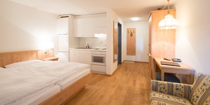 Familienhotel - Kinderbetreuung - Engadin - Einzimmer-Appartement Standard,  ideal für 2 Erwachsene und 1 Kind oder 1 Erwachsene und 2 Kinder - Aparthotel Muchetta - Davos Wiesen - Graubünden - Schweiz - Aparthotel Muchetta