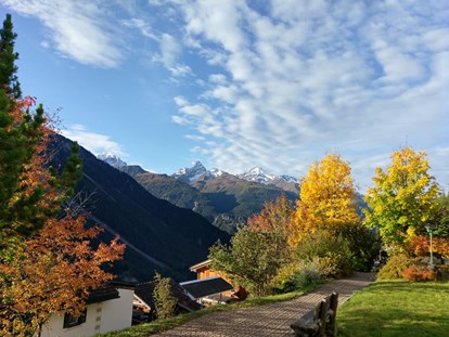 Familienhotel - Umgebungsschwerpunkt: Berg - Graubünden - Aussicht vor dem Apartment Hotel im Herbst - Davos Wiesen - Schweiz - Aparthotel Muchetta