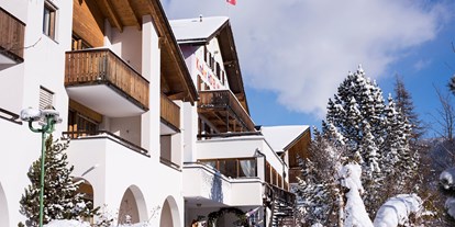 Familienhotel - Kinderbetreuung - Engadin - Winterliche Aussenansicht Aparthotel Muchetta - Davos Wiesen - Graubünden - Schweiz - Aparthotel Muchetta