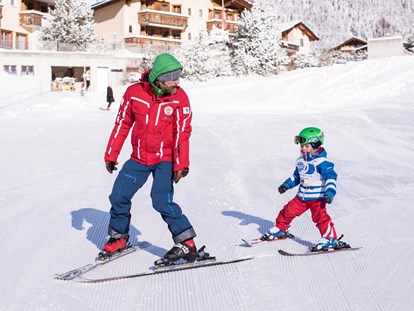 Familienhotel - Skikurs direkt beim Hotel - Klosters - Skifahren lernen im Aparthotel Muchetta - Davos Wiesen - Graubünden - Schweiz - Aparthotel Muchetta