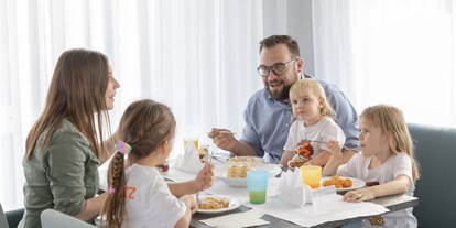 Familienhotel - Verpflegung: alkoholfreie Getränke ganztags inklusive - Österreich - Familie beim Essen - Thermenhotel Kurz****