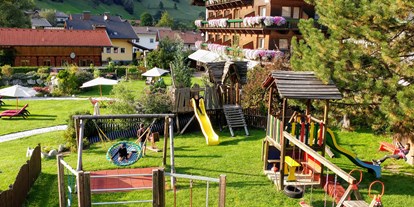 Familienhotel - Kinderbetreuung in Altersgruppen - Garmisch-Partenkirchen - Spielplatz - Hotel Auenhof