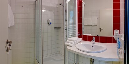 Familienhotel - Hunde verboten - Pamhagen - Badezimmer mit Dusche - Pension Apfelhof***