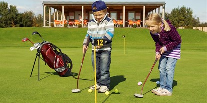 Familienhotel - Umgebungsschwerpunkt: Therme - Kinder beim Golf spielen - Pension Apfelhof***
