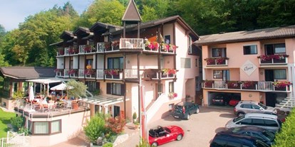 Familienhotel - Kinderbetreuung in Altersgruppen - Wörthersee - Blick auf unser Hotel mit schöner Terrasse - Familien & Wohlfühlhotel Elisabeth