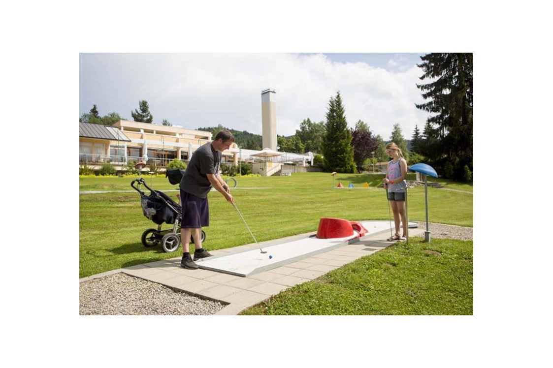 Kinderhotel: Minigolf spielen draußen - Ferienclub Maierhöfen
