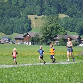 Kinderhotel: Kinderjogging mit Chef Christian - Sonne Bezau Familotel Bregenzerwald
