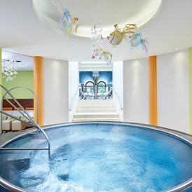 Kinderhotel: Family-Massage-Pool im Family-SPA - Hotel DIE POST
