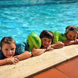 Kinderhotel: Kids im Pool - Hotel Raffy