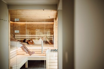 Familienhotel: Die neue Sauna hell eingerichtet und mit viel Holz - das Beste der freie Blick in den Garten und die Wälder & Wiesen rund um unser Haus  - Familienhotel Salzburger Hof