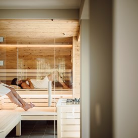 Familienhotel: Die neue Sauna hell eingerichtet und mit viel Holz - das Beste der freie Blick in den Garten und die Wälder & Wiesen rund um unser Haus  - Familienhotel Salzburger Hof