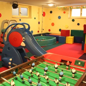 Kinderhotel: Indoor-Kinderspielraum - Hotel Guggenberger