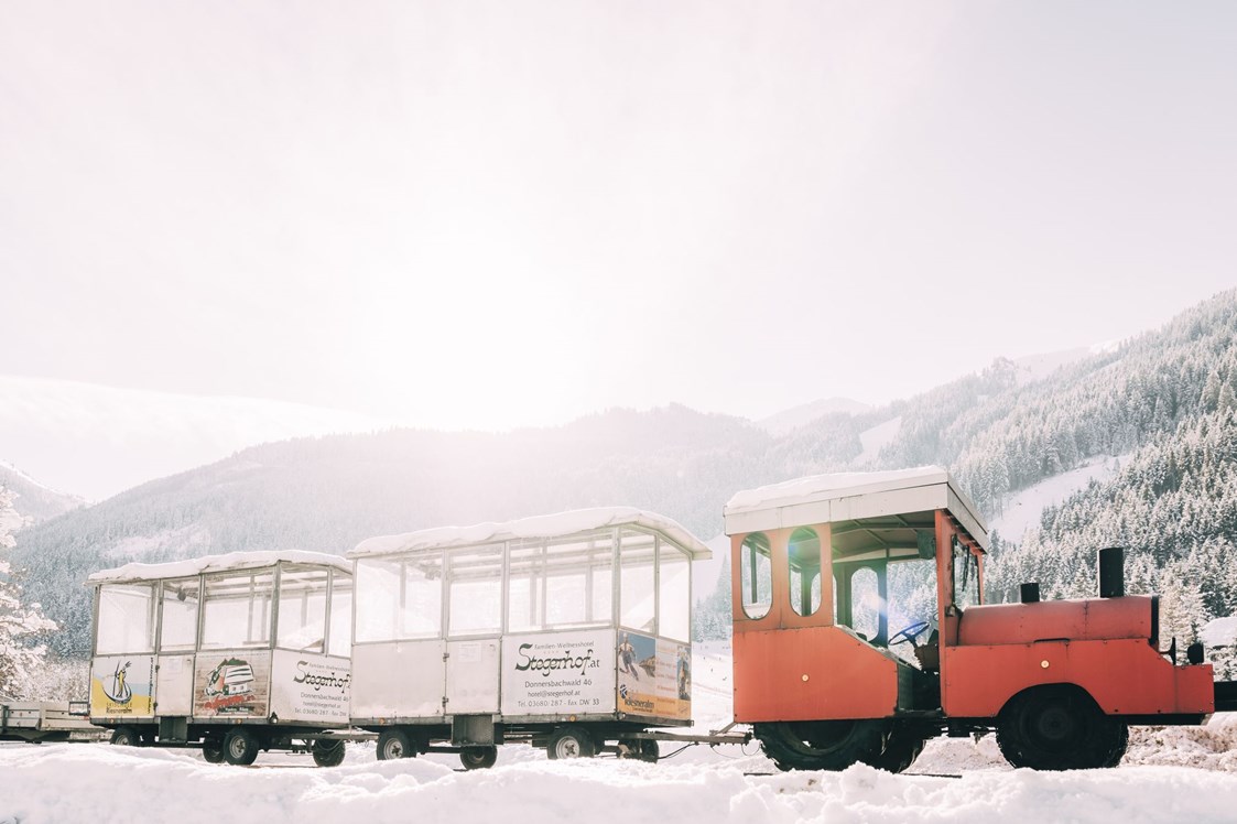 Kinderhotel: Gratis Bummelzug "Bruno" bringt unsere Gäste zum Skigebiet - Das Original Kinderhotel Stegerhof in der Steiermark