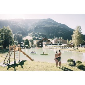 Kinderhotel: hoteleigener Naturbadeteich - Das Original Kinderhotel Stegerhof in der Steiermark