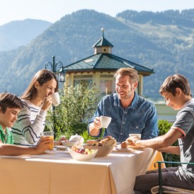 Kinderhotel: Familienfrühstück auf der Terasse - Hotel Seehof