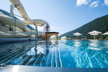Familienhotel: Outdoor-Infinity-Pool mit Riesenröhrenrutsche - Familienhotel Huber