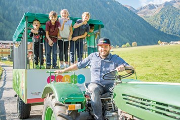 Familienhotel: Traktorfahrt im Happy-Hänger - Familienhotel Huber