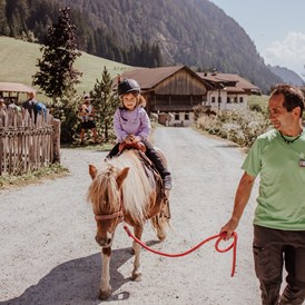 Familienhotel: Pony reiten am Erlebnisbauernhof - Familienhotel Huber