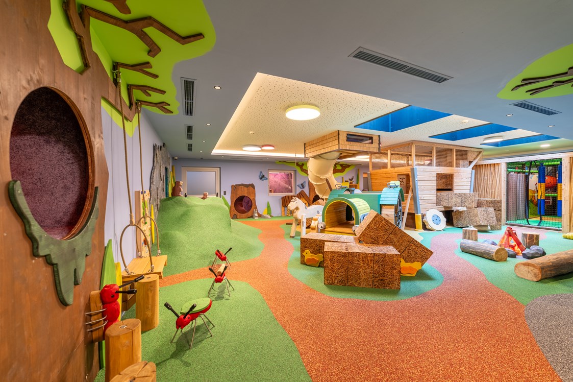 Familienhotel: Neue Happy-World, Indoor-Bauernhof-Spielraum über 2 Etagen - Familienhotel Huber