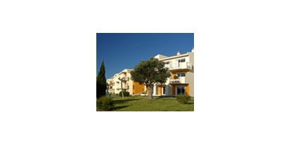 Familienhotel - Verpflegung: Halbpension - Mallorca - Blau Punta Reina Resort - Bäume, Wiesen und strahlend blauer Himmel - so lebt der Süden - Blau Punta Reina Resort