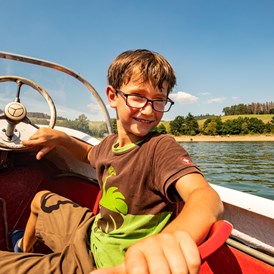 Kinderhotel: Treetboot fahren auf dem nahegelegenen Diemelsee - Familotel Ottonenhof - Die Ferienhofanlage im Sauerland