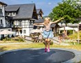 Familienhotel: Sieh mal, wie hoch ich springen kann! - Familienhotel Ebbinghof