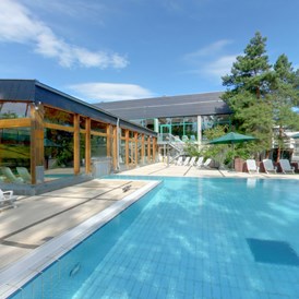 Kinderhotel: Schwimmbad - Außenbecken  - Hotel Sonnenhügel Familotel Rhön