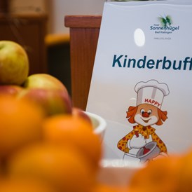 Kinderhotel: Kids-All-In für Kinder bis 15 Jahre mit Frühstück, Mittagessen, Abendessen sowie ganztags Wasser/Apfelsaft - Hotel Sonnenhügel Familotel Rhön