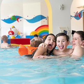 Kinderhotel: Schwimmbad - Lebensfreude - Familotel Mein Krug