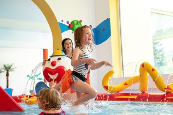 Kinderhotel: Schwimmbad 3 - Familotel Mein Krug