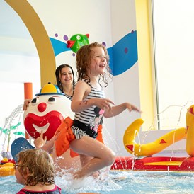 Kinderhotel: Schwimmbad 3 - Familotel Mein Krug